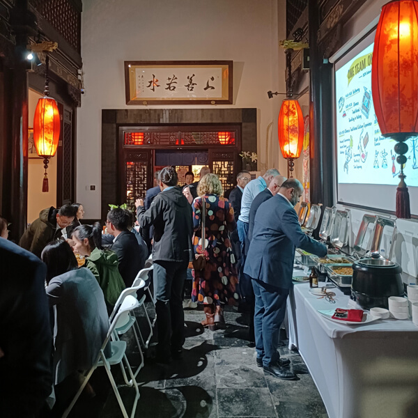 四合院自助晚餐宾客取餐