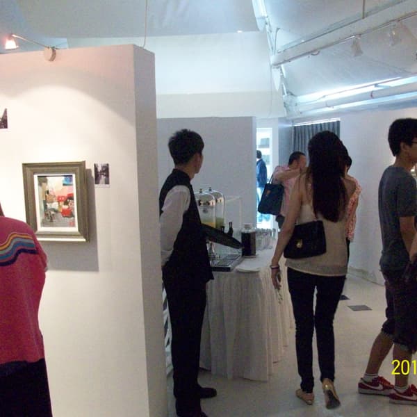 宾客在玲珑塔画展冷餐会交流互动
